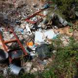 Luca ci porta in �tour� per la lama alla ricerca di vari punti dell�area utilizzati come discarica. All�ingresso di una cavit� ad esempio troviamo lamiere in ferro, televisori, residui di eternit e due pesanti ruote in pietra di una molazza da cantiere